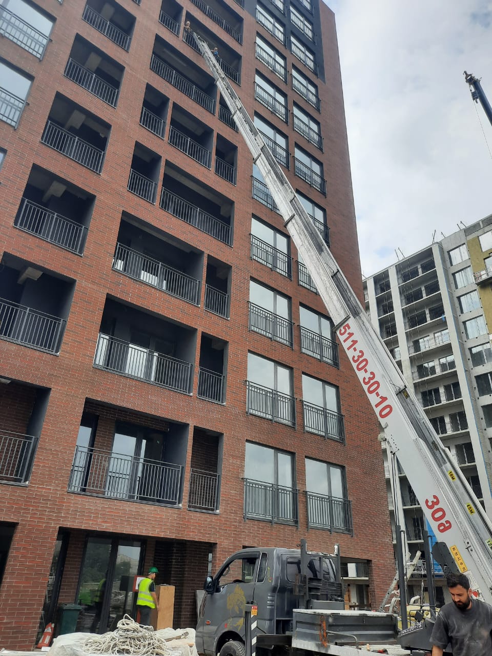 ავეჯის აწევა ჟირაფის ამწით